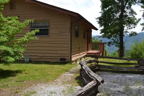 200 Hummingbird Ln, Franklin, NC 28734