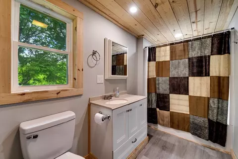 Bath - 178 Potts Community Rd, Sylva, NC 28779 photo 1 of 2