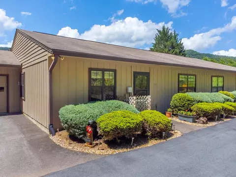 144 Woodside Villas Dr # A, Franklin, NC 28734