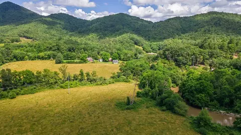 1063 Hickory Knoll Rd, Franklin, NC 28734