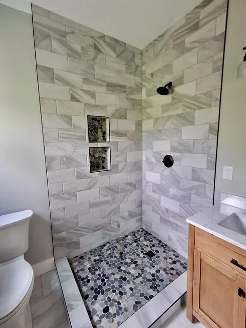 Bath - 288 Blue Cedar Rd, Sylva, NC 28779 photo 3 of 4