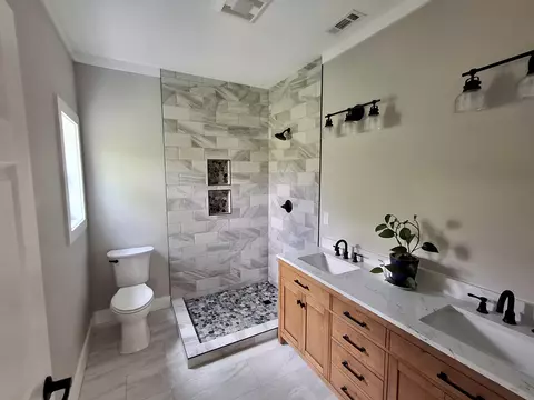Bath - 288 Blue Cedar Rd, Sylva, NC 28779 photo 2 of 4