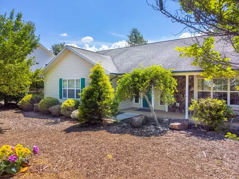 157 W Coventry Dr, Franklin, NC 28734