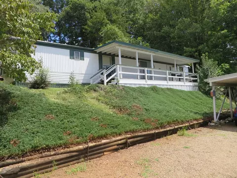 139 Maples Park Dr, Franklin, NC 28734
