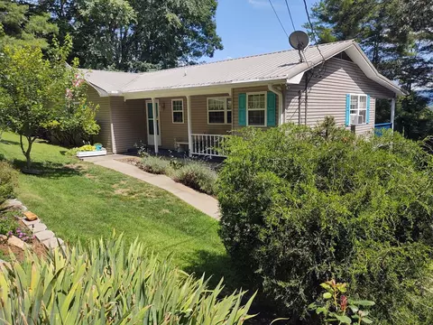 427 Town Mountain Dr, Franklin, NC 28734