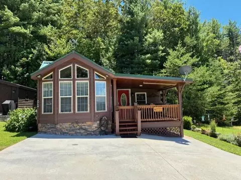 392 Thumpers Trl, Franklin, NC 28734
