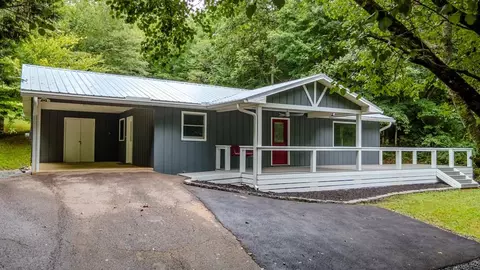 7 Kooi Ln, Franklin, NC 28734