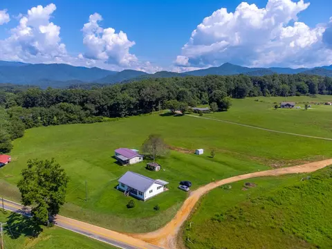 15 17 Bidwell Rd, Whittier, NC 28789