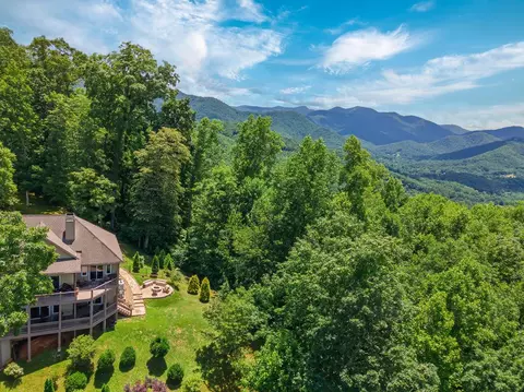 129 Skyline Park Dr, Franklin, NC 28734