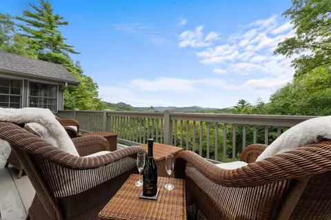 1031 W Rochester Dr, Cashiers, NC 28717