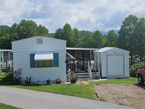 29 S Front St, Franklin, NC 28734