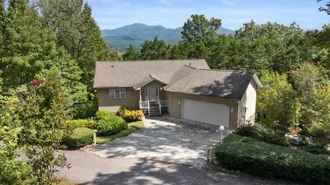132 Mountain Cir, Franklin, NC 28734