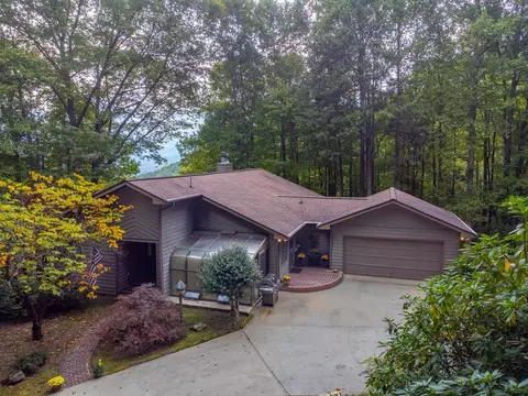 831 Forest Run Rd, Whittier, NC 28789