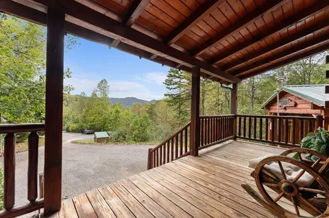 80 Slow Ln, Whittier, NC 28789