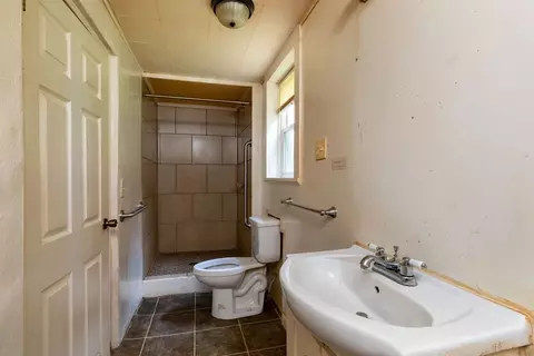 Bath - 121 Harris Cir, Sylva, NC 28779 photo 1 of 2