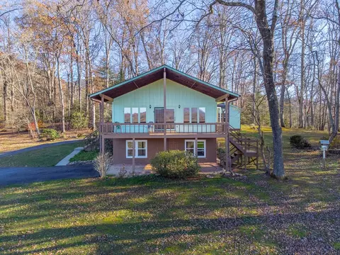 126 Tisit Dr, Franklin, NC 28734