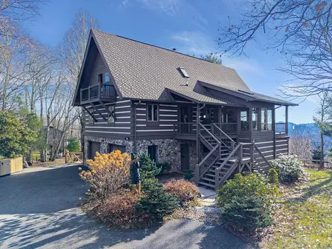 135 Grouse Point Rd, Maggie Valley, NC 28751