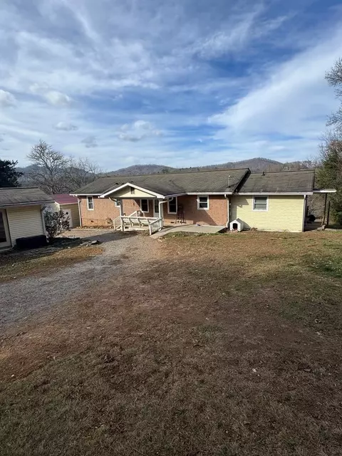 130 S Skeenah Rd, Franklin, NC 28734