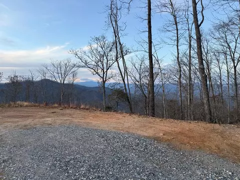 701 Cardinal Bluff Dr, Whittier, NC 28789