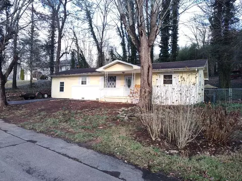 185 Hurst Cir, Franklin, NC 28734