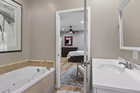 Bath - 165 Eagles Ridge Rd, Sylva, NC 28779 photo 2 of 3