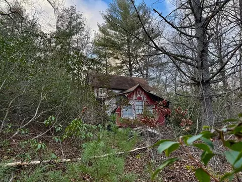 405 Suttles Rd, Franklin, NC 28734
