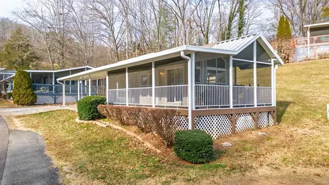 137 Country Woods Dr, Franklin, NC 28734