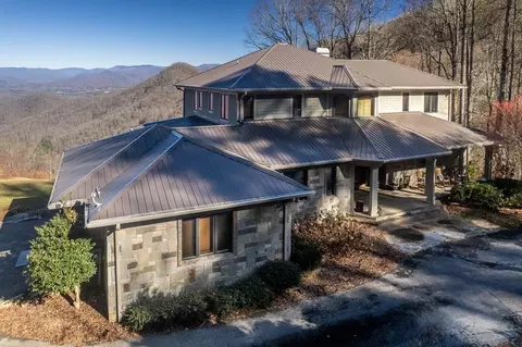 190 Thomas Brooks Dr, Whittier, NC 28789