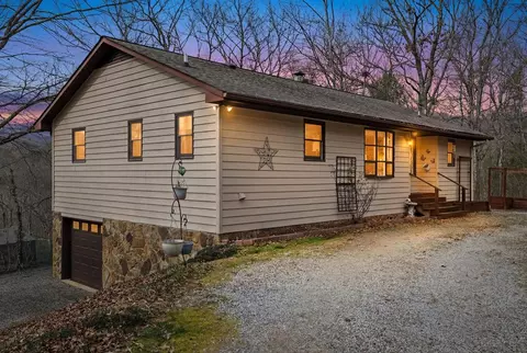 220 Laurel Dr, Franklin, NC 28734