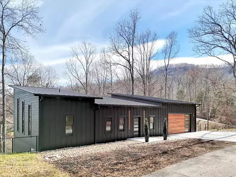 130 Midway Crossing Dr, Clyde, NC 28721