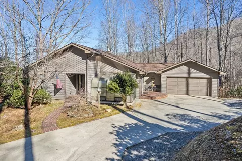 831 Forest Run Rd, Whittier, NC 28789