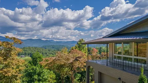 380 Ledford Dr, Franklin, NC 28734