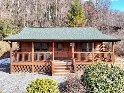 24 Hawthorne Rd, Maggie Valley, NC 28751