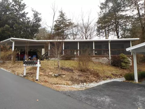 201 Country Woods Dr, Franklin, NC 28734