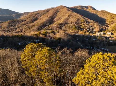 4 Old Apt 4 Rd, Cherokee, NC 28719