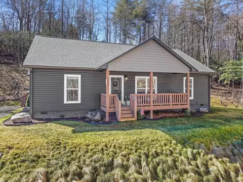 31 Heatherstone Dr, Franklin, NC 28734