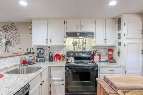 Kitchen - 567 Clyde Downs Rd, Franklin, NC 28734 photo 5 of 6