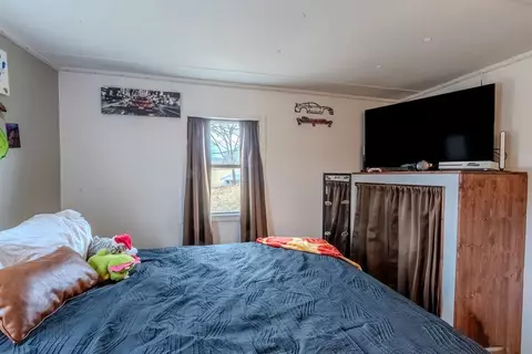 Bedroom - 567 Clyde Downs Rd, Franklin, NC 28734 photo 5 of 6
