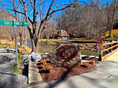 115 Fragrant Pine Dr, Waynesville, NC 28785