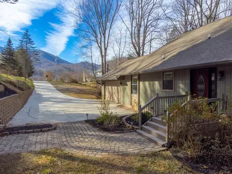 66 Woodcrest Cir, Franklin, NC 28734