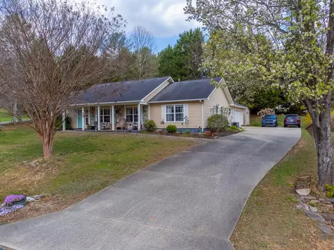 427 W Coventry Dr, Franklin, NC 28734