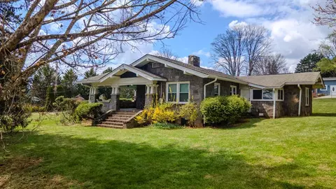 18 Mountain View St, Franklin, NC 28734