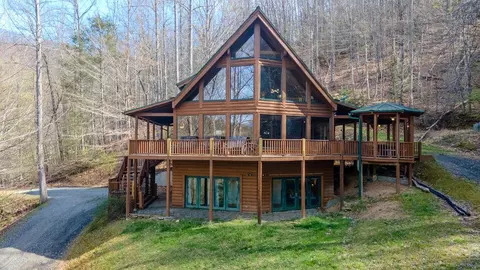 712 Smoky Cove Rd, Whittier, NC 28789