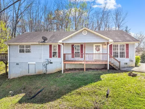 11 Pleasant Hill Dr, Franklin, NC 28734