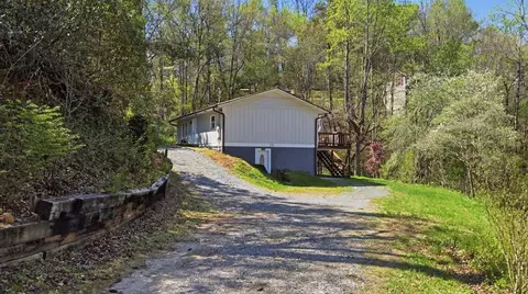 28 Peace Valley Ln, Franklin, NC 28734