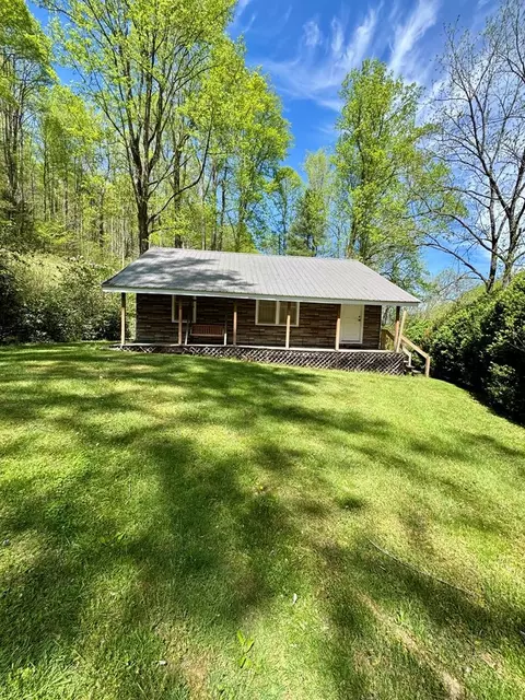 944 Jones Creeek Rd, Bryson City, NC 28713