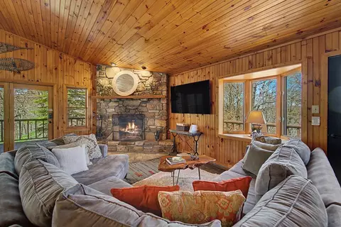 Living - 623 Buggy Barn Rd, Cullowhee, NC 28723 photo 2 of 8