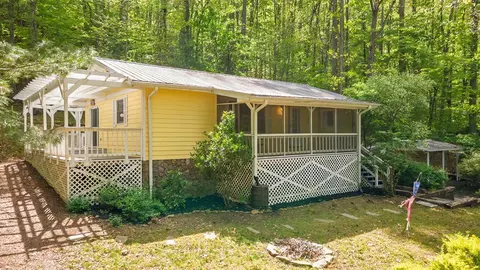 587 Lakeside Cir, Franklin, NC 28734