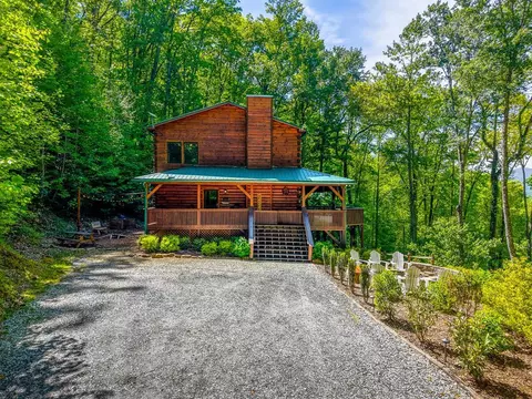 453 Macs Mountain Retreat, Franklin, NC 28734