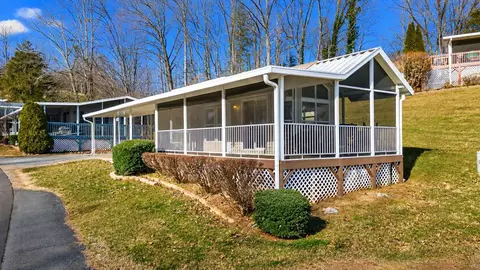 137 Country Woods Dr, Franklin, NC 28734